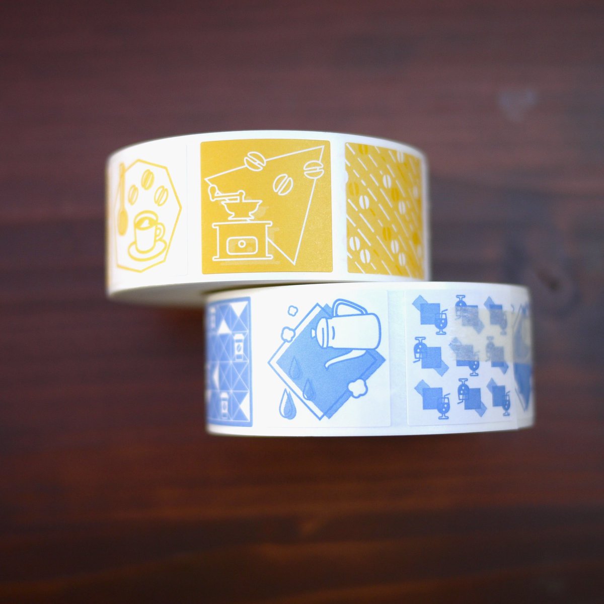 tadanoyamamoto's tweet image. ◆11/21（金）21:00〜
福わけはんこオンラインショップにて
新作「カフェのロールシール」を
発売します😊

今回は青・黄色の2色展開 ✨
1巻にたっぷり500枚入り！
さらに1ロールに
3柄ずつ入っています♪

使い方のアイデアも、
また改めてご紹介しますね🥳

tadayama.thebase.in/items/125261340

#福わけはんこ