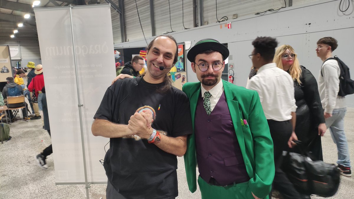 À l'#A2P, j'ai rencontré un des rares youtubeurs auxquels je suis abonné : Professeur Culture Précieuse. Je vous recommande ses vidéos amusantes et instructives. Il est presque à 10k abonnés sur Youtube. Ce serait cool de l'aider à atteindre ce seuil ! youtube.com/@professeurcul…