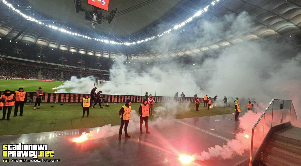 Zdradzę wam tajemnicę której nigdy nie powiedzą wam dziennikarze sportowi, bo o tym nie wiedzą ze swoich lóż prasowych, osobnego wejścia dla dziennikarzy i darmowego cateringu. No albo wiedzą, ale mają w dupie.

Wzrost bezpieczeństwa na stadionach w Polsce, które od lat są