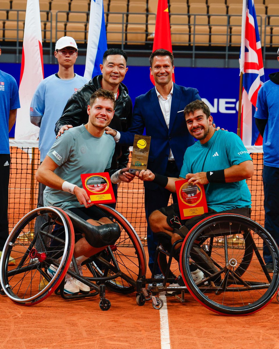 Martín de la Puente, campeón de dobles, con su compañero Ruben Spaargaren, en el UNIQLO 2025 Wheelchair Tennis Masters de Huzhou (China).

Su esfuerzo y su actitud nos recuerdan que el tenis de silla de ruedas es una de las mayores fuentes de orgullo para el tenis español.