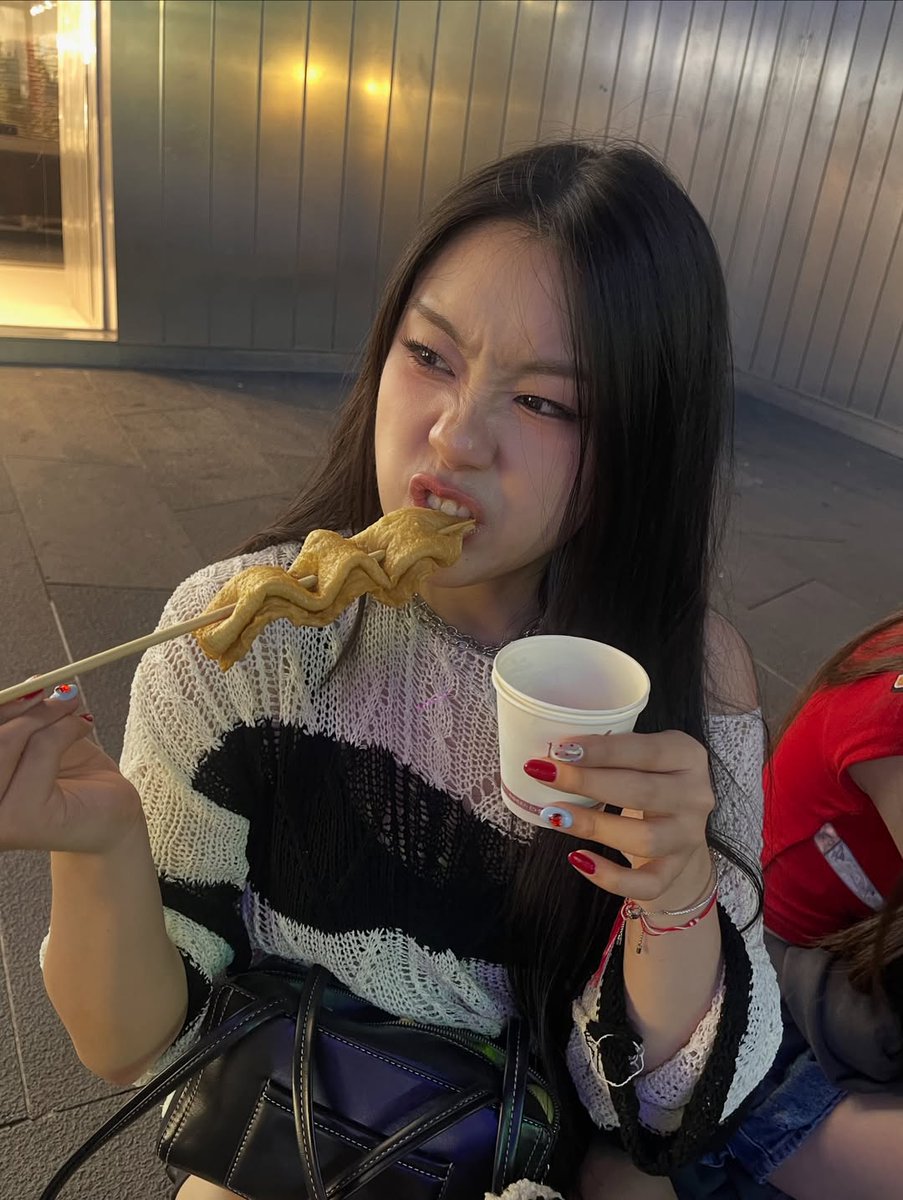 babyhmudeang's tweet image. มาตั้งแผงขายแล้วค่าา น้องขื่อเชลซี เฟลิส (ตัวแม่ของวง) แต่เกิด 2006  

ตำแหน่ง : ตัวแม่ / แรปเปอร์ / แดนซ์ 

⑅  ช่องทางการติดตาม ⑅
TWITTER : @ciinthesea
INSTARGRAM : ciinthesea 
TIKTOK : ciinthesea 
แฮชแท็ก : #ciinthesea  #FELIZZ

ฝากเอ็นดูชีด้วยนะคะ ชีสวย ชีแส้บ ชีแปกๆนิดหน่อย…