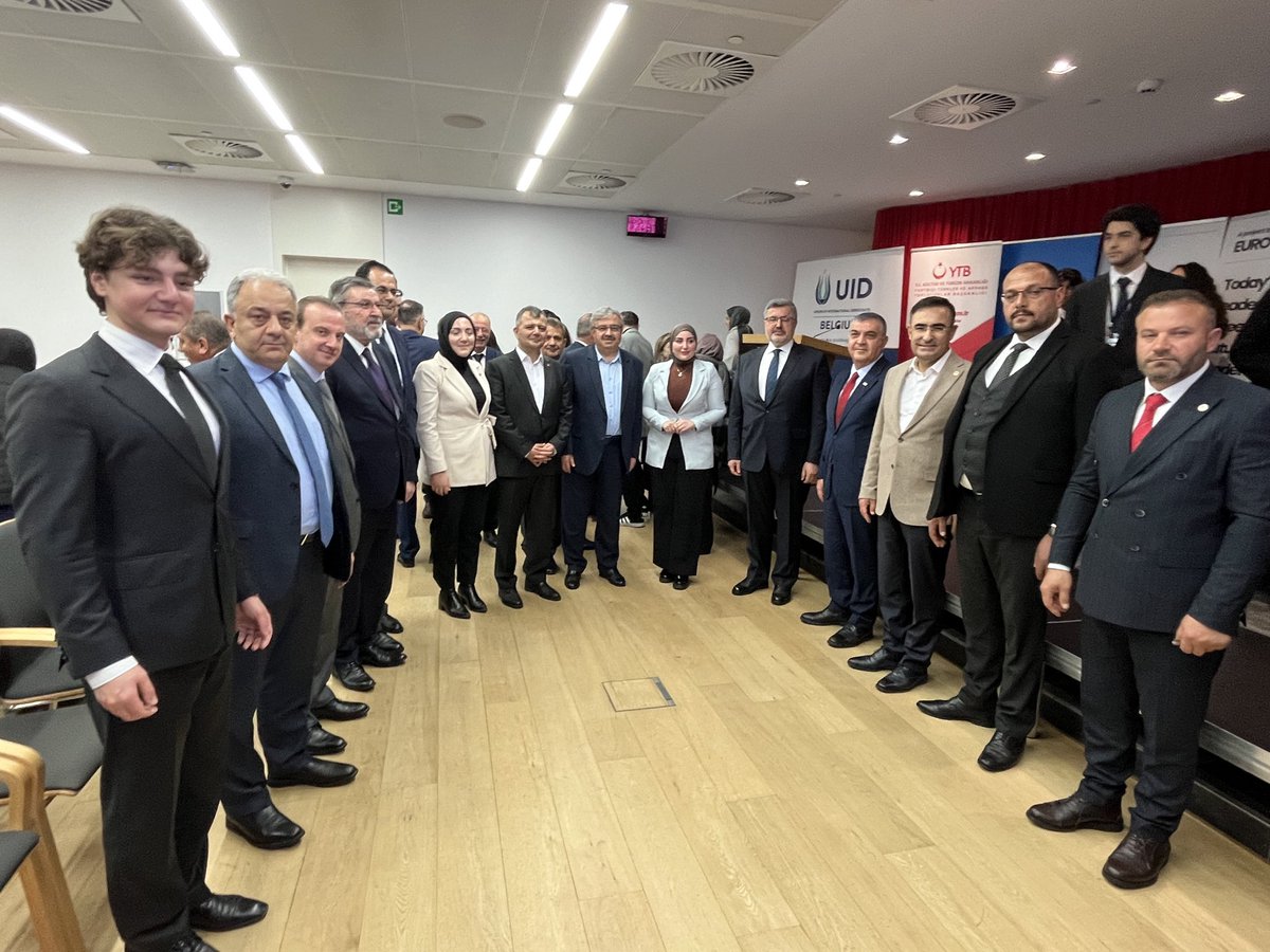 avyurdunuseven's tweet image. 📍 Brüksel

Eurovia tarafından düzenlenen Gençlik &amp;amp; Diplomasi Buluşması ile “Meslekte Birlik, Gençlik &amp;amp; Diplomasi Forumu” kapsamında Belçika’da üniversite eğitimi gören Türk gençlerimizle bir araya geldik.

Türkiye sevdalısı, yüzü öz vatanına dönük gençlerimizin dünyanın…