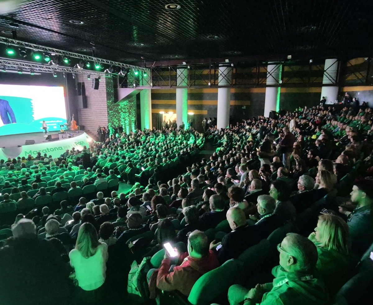 CislNazionale's tweet image. All&apos;Assemblea nazionale della #Cisl le toccanti testimonianze di due donne coraggiose sul conflitto tra Russia e Ucraina. 

Anna Zafesova, giornalista e dissidente russa: &quot;Non è un conflitto solo territoriale, ma una guerra tra due diverse visioni politiche, sociali e culturali.…