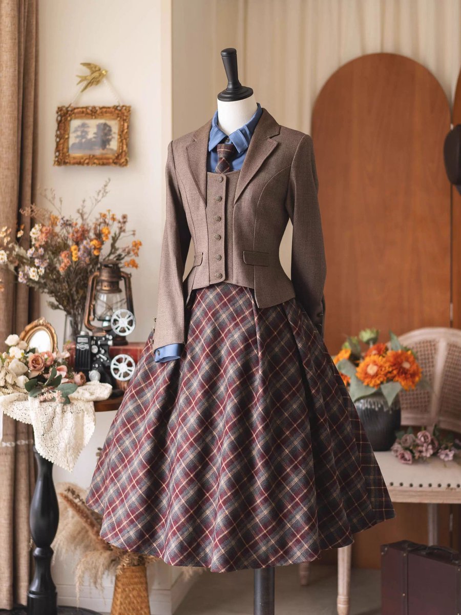 ManusxMachina's tweet image. 英国のお嬢様のクラシカルショートジャケット - Brown 
manus-machina.com/collections/fo… 
ヴィンテージクラシックな気品と知的な雰囲気を併せ持つショートジャケット。ウエストをすっきりと絞ったシルエットが美しく、着丈の短さがボリュームあるスカートとのバランスを引き立てます。