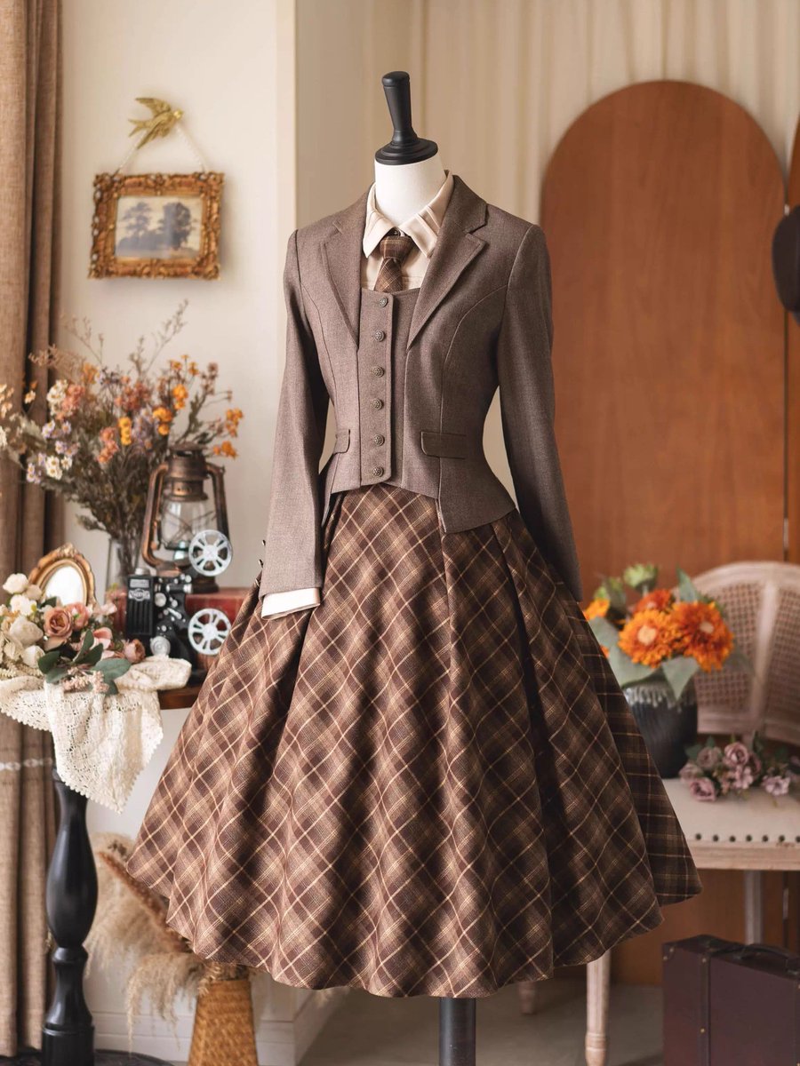 ManusxMachina's tweet image. 英国のお嬢様のクラシカルショートジャケット - Brown 
manus-machina.com/collections/fo… 
ヴィンテージクラシックな気品と知的な雰囲気を併せ持つショートジャケット。ウエストをすっきりと絞ったシルエットが美しく、着丈の短さがボリュームあるスカートとのバランスを引き立てます。