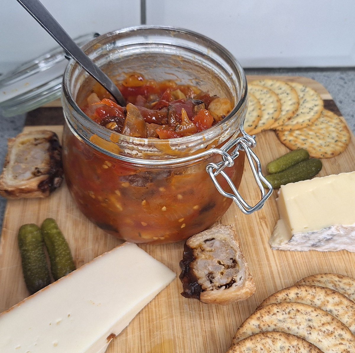 The ideal Christmas chutney!🎄🧀 

Follow along with our recipe and impress your friends &amp; family! 
seasonedpioneers.com/recipes/spicy-…  
#chutney #foodgift #christmas #cheeseboard #homemadechutney