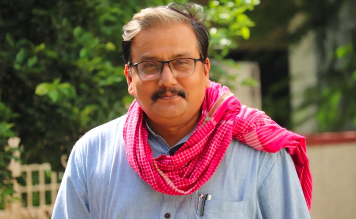 मेरीगंज में बारहों बरन के लोग रहते हैं लेकिन अहीर टोली में आज समय से पहले अनहरिया हो गया है। जोतखी जी अभी भी खेलावन यादव के दुआर पर इकलौते बचे हैं। बाक़ी लोग तो दुपहर में ही उठकर चले गए थे। आज का रिजल्ट देखकर खेलावन का बल आधा रह गया है। दरवाजे पर ज़िंदाबाघ-मुर्दाबाघ का नारा लगा