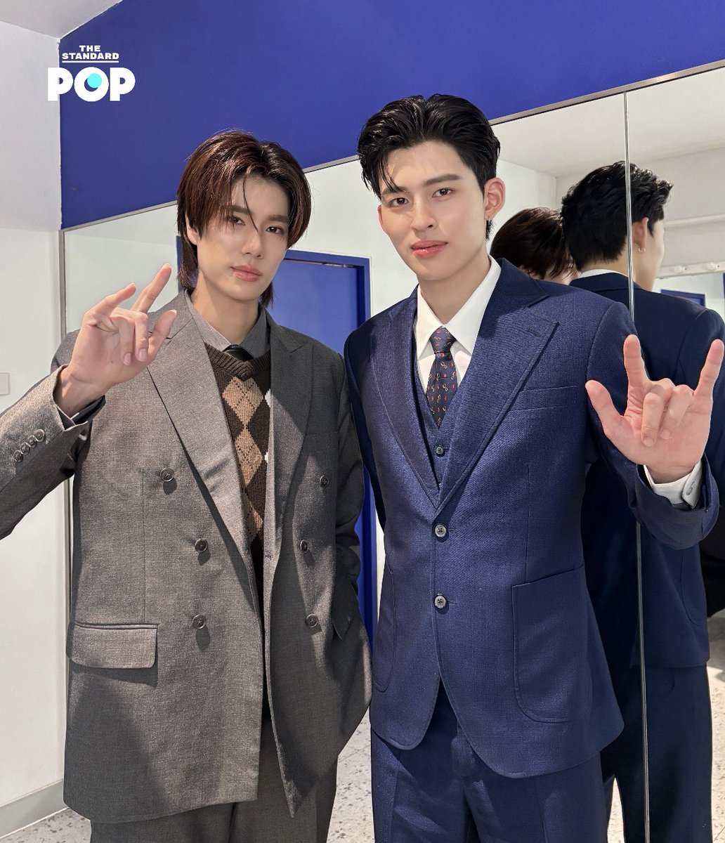 ปอนด์-ภูวินทร์ ในงาน ‘มีสติหน่อยคุณธีร์ Me and Thee Premiere Night’ ชวนดูซีรีส์ด้วยท่าบอกรักแบบคุณธีร์🤟🏻

#MeAndTheeSeries
#MeAndTheeSeriesEP1
#ppnaravit #phuwintang 
#ปอนด์ภูวินทร์ #PondPhuwin 
#GMMTV
#TheStandardPop