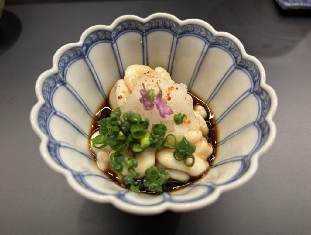 yousei_group's tweet image. 金沢『鮨一誠』
先月お伺いして感激したので再訪
赤酢だけどふわっと優しいシャリ。香箱ガニも加能ガニも旨い。白子も先月より肥えて旨い。肝付ウマズラハギが最高に旨い。
江戸前や熟成の良さも分かる。でも魚の力と鮮度を最大限に引き立てるのが金沢の鮨。鮨は地域食。優劣つけるのはゲスがやること