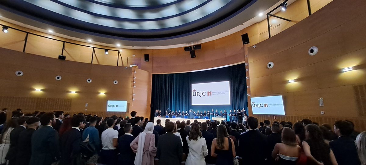 Ayer desbordamos expectativas —y casi el aforo—, pero entre todos logramos que la graduación de la promoción 2024-25 fuera un éxito. Estamos enormemente orgullosos de nuestros estudiantes. ¡Enhorabuena!