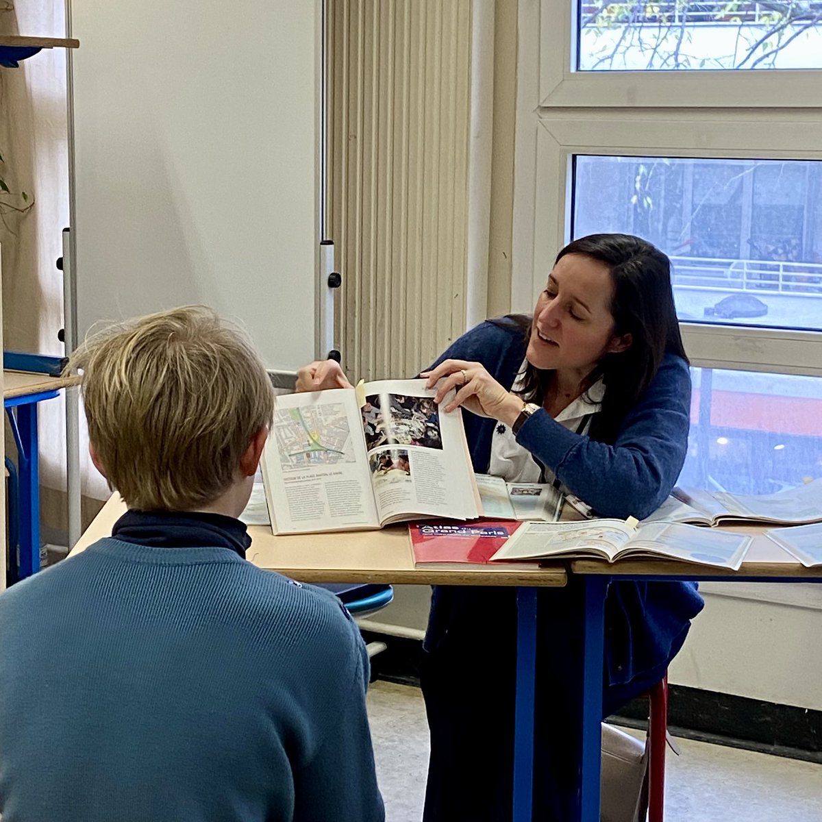 FrancoisDagnaud's tweet image. Découvrir la diversité des parcours et des métiers : une étape importante vers l’égalité des chances !

Au Forum des Métiers du collège Georges Brassens ce matin, les parents accompagnent les élèves dans la construction de leur future orientation.

Merci aux parents engagés !