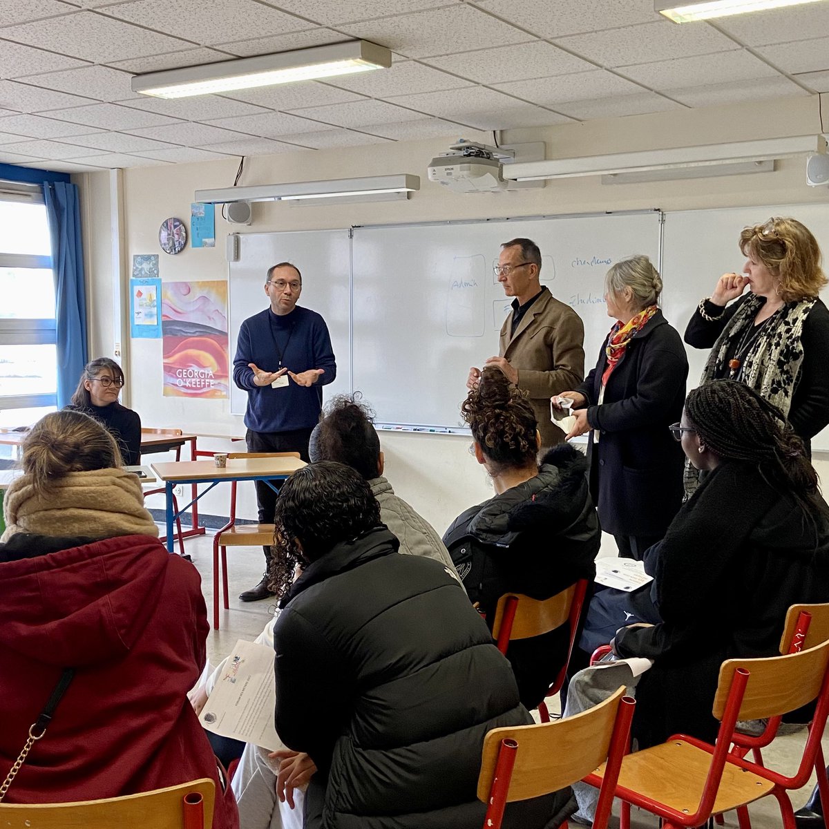 FrancoisDagnaud's tweet image. Découvrir la diversité des parcours et des métiers : une étape importante vers l’égalité des chances !

Au Forum des Métiers du collège Georges Brassens ce matin, les parents accompagnent les élèves dans la construction de leur future orientation.

Merci aux parents engagés !