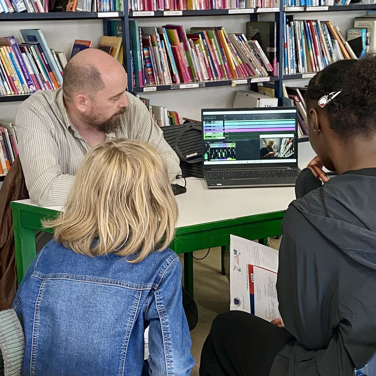 FrancoisDagnaud's tweet image. Découvrir la diversité des parcours et des métiers : une étape importante vers l’égalité des chances !

Au Forum des Métiers du collège Georges Brassens ce matin, les parents accompagnent les élèves dans la construction de leur future orientation.

Merci aux parents engagés !