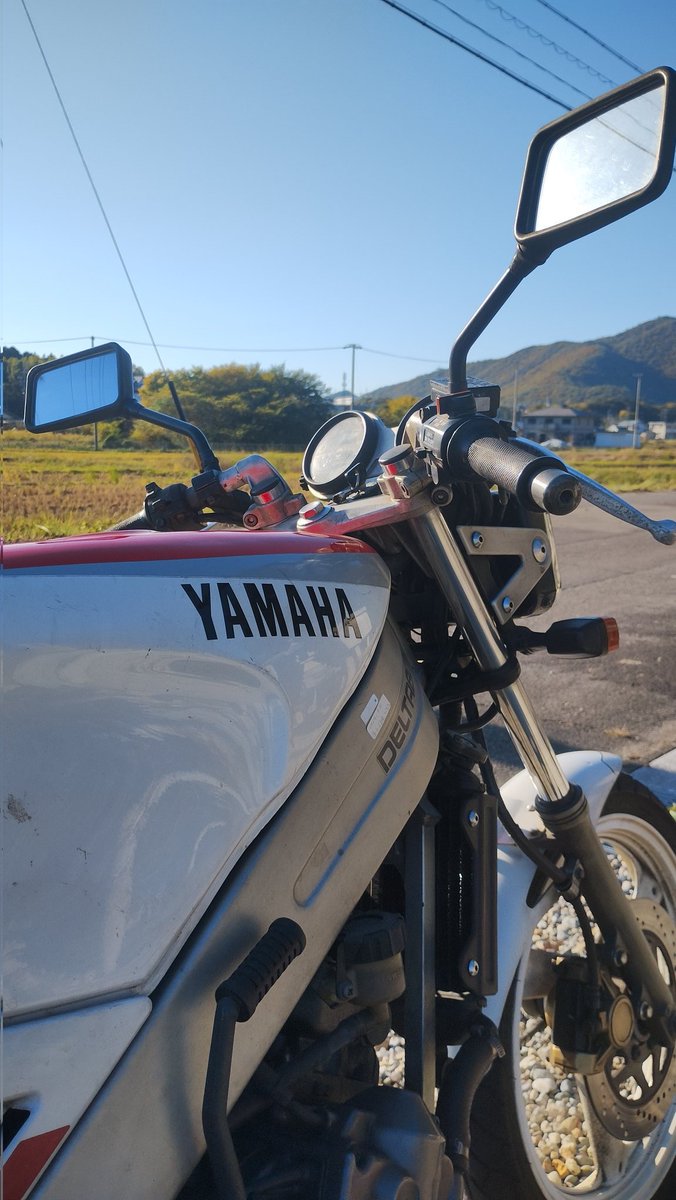 maxmic13's tweet photo. 良い天気でしたね。こんな日はバイクに乗るに限る！
なんだけど、用があってTZR125の自賠責更新して、少しだけ走った。
#TZR125 #TZR #2stroke #YAMAHA #3TY #2st https://t.co/7CdsOQqnVr