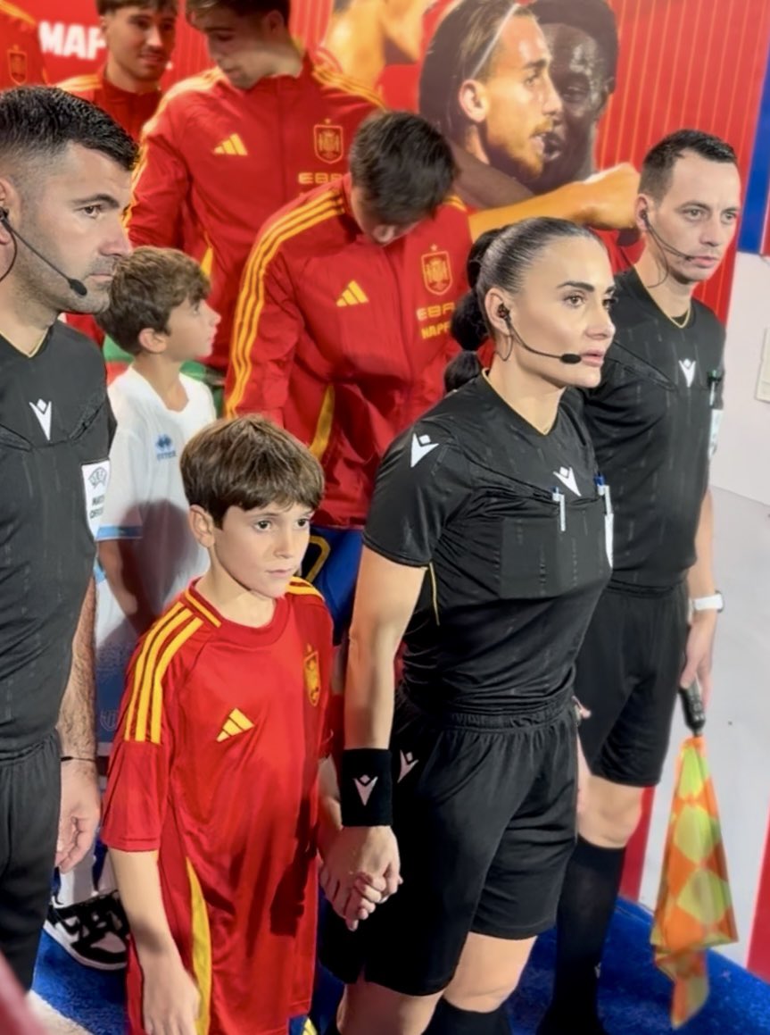 U21 Clasificatorio EURO 2027.

España – San Marino (7–0) en el histórico Estadio Anxo Carro de Lugo.

Unos días muy especiales junto al delegado UEFA y el equipo arbitral de Albania, con <a href="/RustaEmanuela/">Rusta Emanuela</a> al frente, en su debut en un partido internacional masculino.