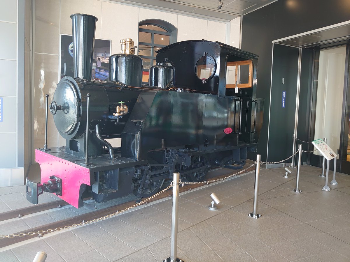 糸魚川駅構内にあるキハ52待合室前に展示されている蒸気機関車は1982年