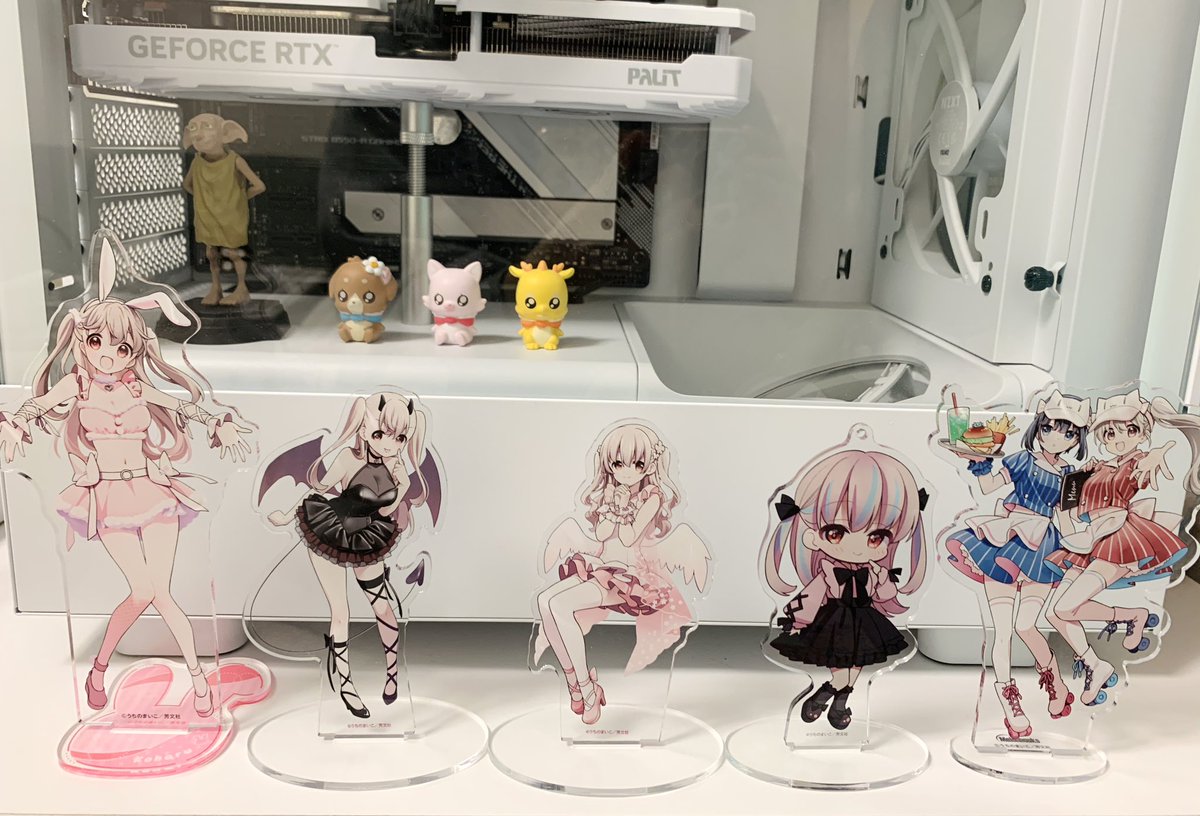 HIOKANATSUMI's tweet image. 小春お誕生日おめでとう🐟👏💗
うちのゲーミングPC前の小春（と妖精たち）載せときます！！！！！
ついでにスローループ同時視聴アーカイブも！！！！！！！！！
#海凪小春生誕祭2025
#スローループ #slowloop