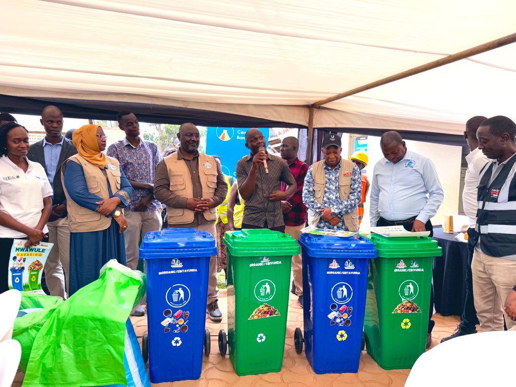 Buzeki_Sharifah's tweet photo. Bwaise I Parish in Kawempe Division inspired me today as we launched the weyonje Sanitation Challenge 2025 Together with residents, we cleaned the area and sensitised households on waste sorting and proper sanitation facilities.

We appreciate  that proper sanitation and hygiene is not a one-off , it must be a daily routine Seeing communities take charge is a powerful reminder that cleanliness starts with each of us.

With our Weyonje partners like @CentenaryBank,@towauchafu ,@nemaug ,@MinofHealthUG ,@UNICEFUganda we can make remarkable improvements .