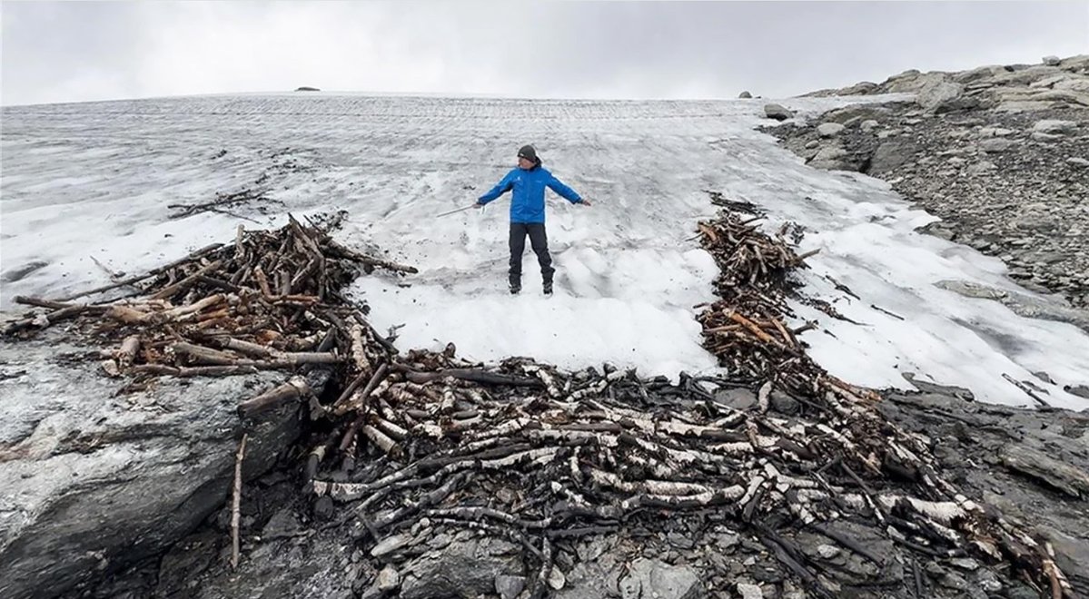 subfossilguy's tweet image. Scandinavian ice patch archaeology is so fascinating! 🥰

In October 2024 was first spotted a 1500 yr-old (likely before the 530s CE cold event) reindeer trap system at the retreating margin of a small ice patch on the Aurlandsfjellet mountain plateau!

archaeologymag.com/2025/11/1500-y…
