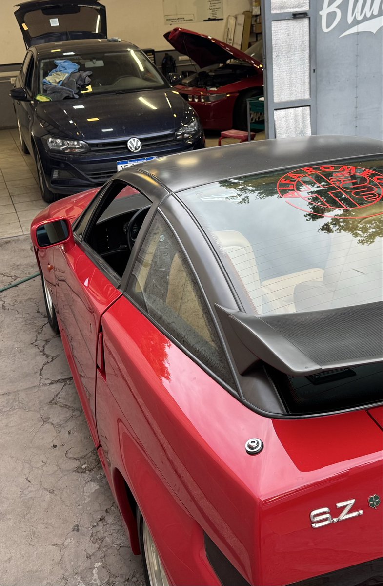 Que mostro mi amigo, miren el Polo que tiene en el taller