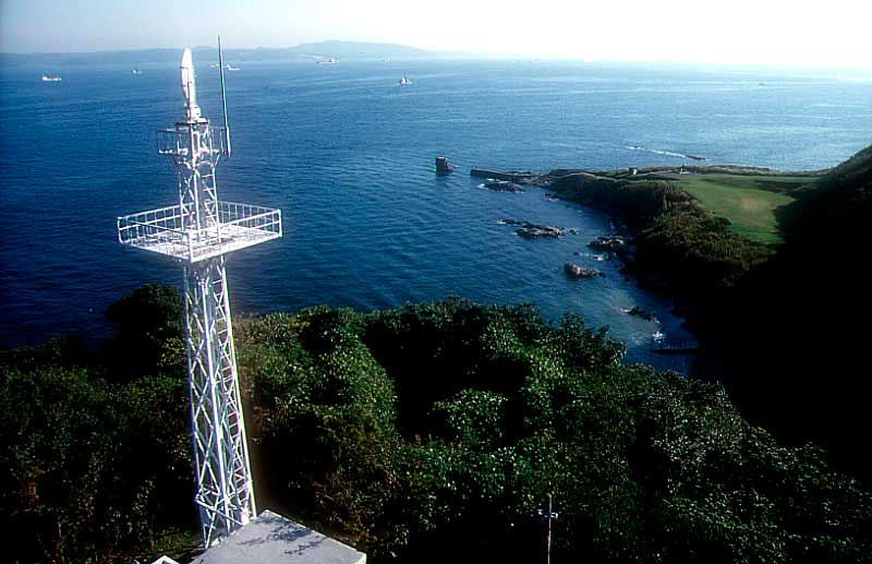 htomsn's tweet photo. 三浦半島、観音崎灯台よりの浦賀水道、
対岸の房総半島が良く見えます。
房総半島の富津岬とここまでの距離はわずか6km弱。この狭い水道を一日平均1000艘の船が行き交います。まさに船の銀座道りって感じです。#kantoNK https://t.co/gGTB4JXn5q