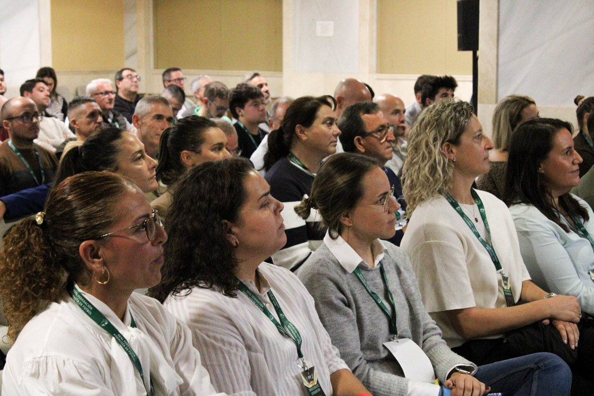 RFAF_CE's tweet photo. ⚽️Congreso Andaluz de Entrenadores 2025

✅ Mesa redonda: Futbol femenino (Estrella Díaz y Amparo Gutiérrez) “Toda una  vida ligada al fútbol femenino”

✅Con la presencia de @Pedrocurtido_ @RFAF  y @CANITO_RFEF @RFAF_CE y @cedifa

@AcademiaRFEF
#EntrenadoresRFAF https://t.co/TlOWj8aatI