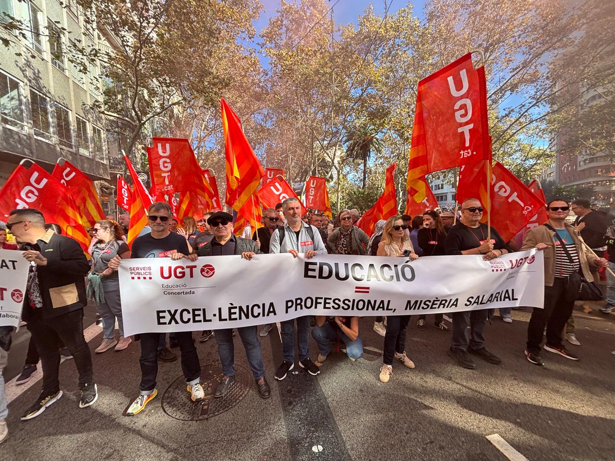 ugtcatalunya's tweet photo. Mobilització dels treballadors i treballadores dels centres educatius. ✊📚

Omplim els carrers de Barcelona reclamant millores laborals, més recursos, menys ràtios, menys burocràcia i condicions dignes per a tot el personal. 🏫🔥

L’escola pública es defensa! 💛@ugt_sp_cat https://t.co/etIomdbybH