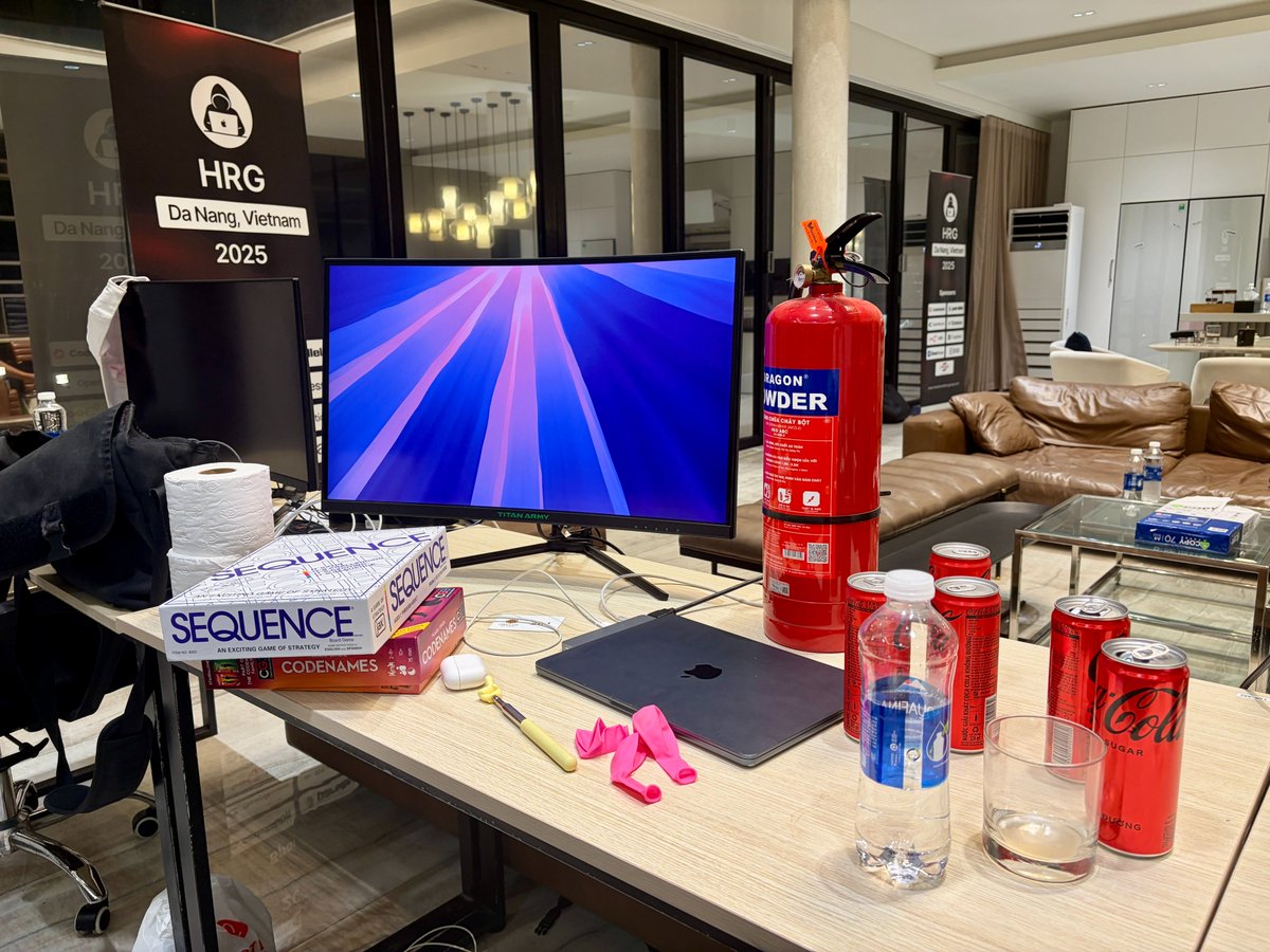 T_Zahil's tweet image. If you&apos;re wondering why @phuctm97 isn&apos;t shipping, here&apos;s his desk

please send help and hugs