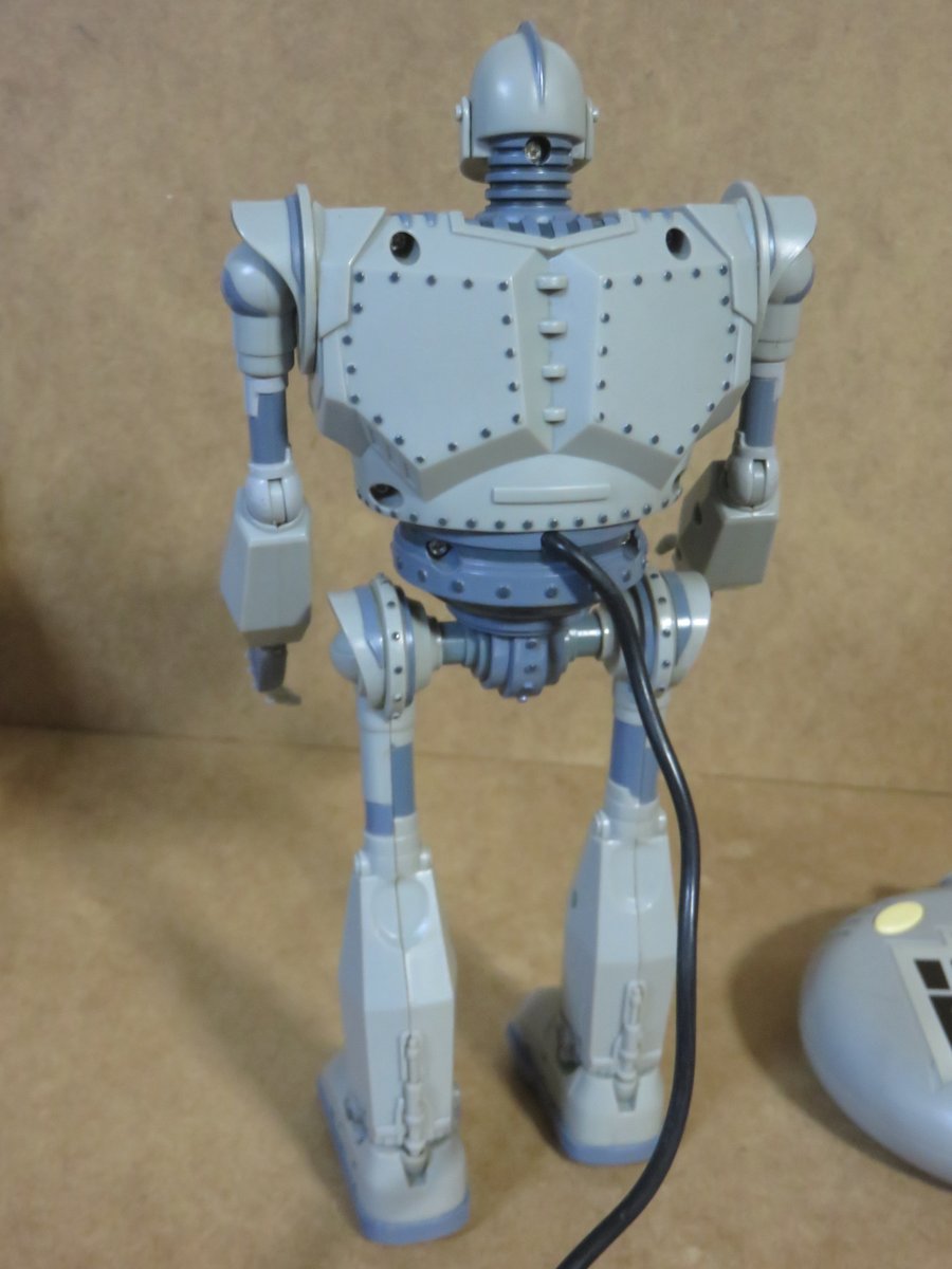 電動歩行アイアンジャイアント、付属のリモコンで歩行＆ライトと