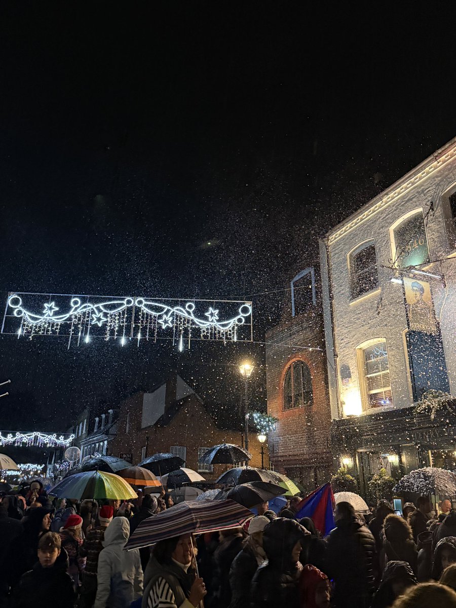 Eton Christmas Lights Switch-On ✨

What a fantastic evening in Eton as the town came together to celebrate the start of the festive season!

Rotarians were really happy to lend a helping hand at this year’s Christmas Lights Switch-On, a truly magical community event🎄💫