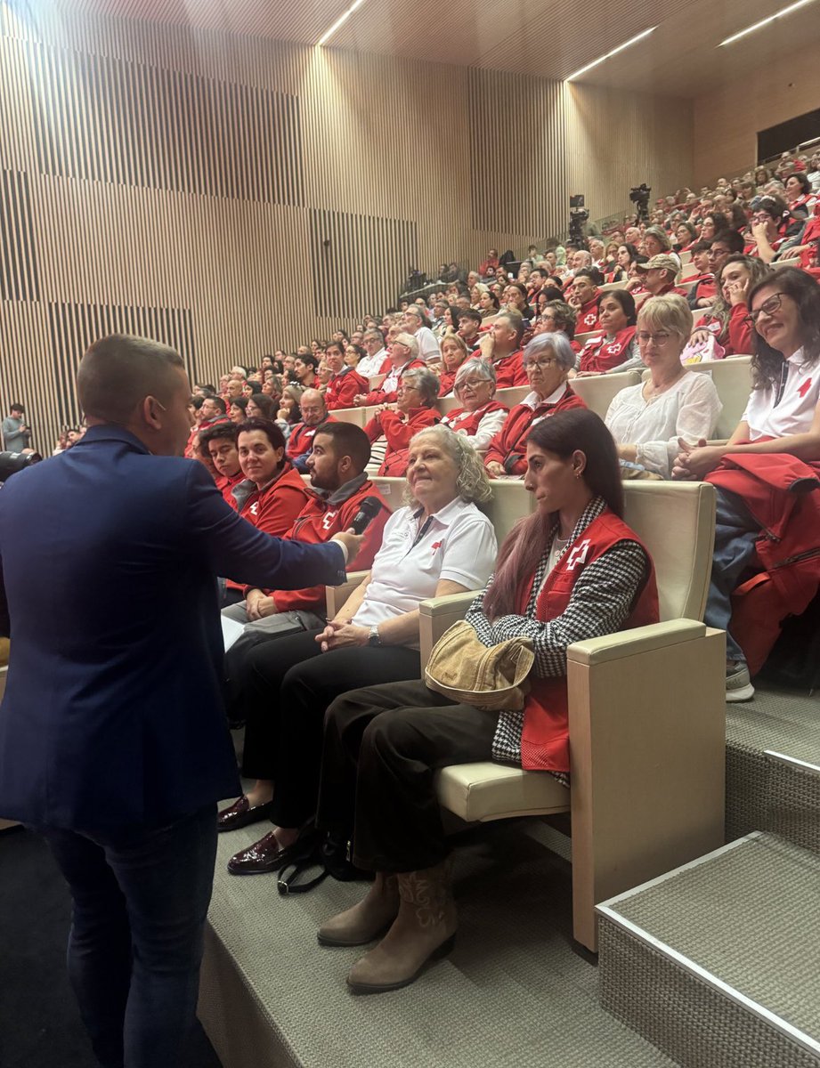 En el #DíadelVoluntariado de <a href="/CruzRojaEX/">Cruz Roja en Extremadura</a> , mi gratitud es para quienes sostienen esta casa: su #voluntariado
9 años presidiendo me enseñaron que la fuerza nunca estuvo en los despachos, sino en vuestro corazón y compromiso.
Ojalá jamás perdamos ese rumbo.
Gracias por tanto. ❤️🤍
