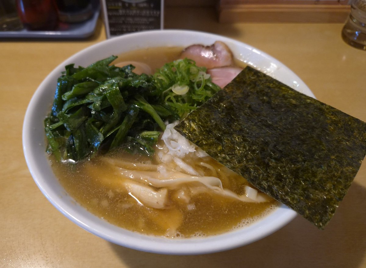 三代目しゅう
塩+塩ニラ+味玉+生姜
久しぶりの塩🍜醤油も塩も好みの話で、旨いのは旨い😋どちらかしか選べなくしてもらわないと悩む(笑)次はやぱ醤油！塩！醤油！塩…