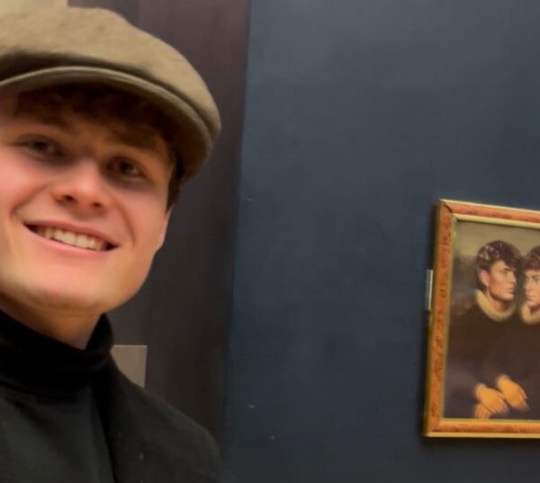 🔴🇫🇷 𝗙𝗟𝗔𝗦𝗛 𝗜𝗡𝗙𝗢 — La sécurité du Louvre, pourtant renforcée, a ENCORE été DÉJOUÉE. Deux tiktokeurs belges ont réussi à accrocher leur tableau dans la salle où est exposée la Joconde.

Pour contourner la sécurité, ils ont passé les contrôles avec un cadre démontable et