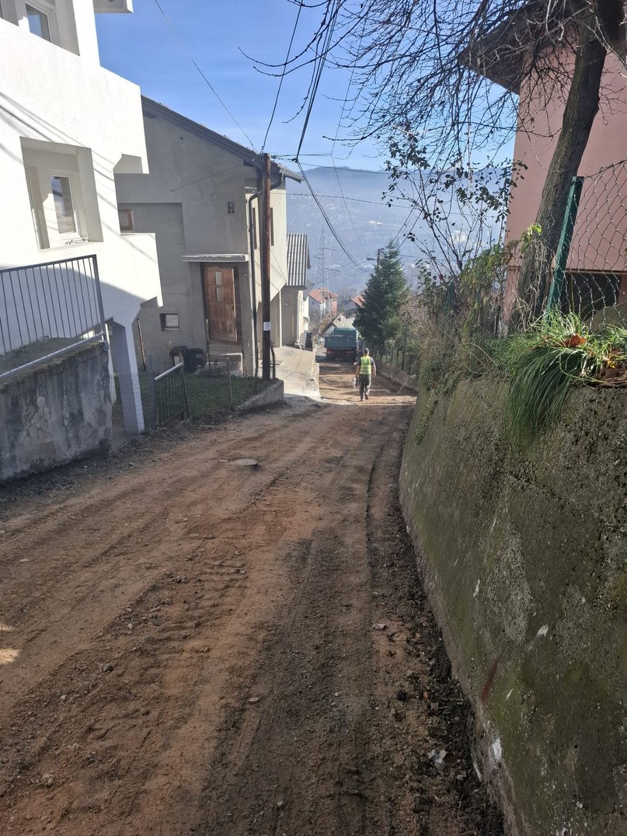 Vrijeme je idealno za radove na terenu! 

U ulici Šibenskoj položen je prvi sloj asfalta, a radovi u ulici Gornji Velešići su počeli i idu planiranom dinamikom.

Za ljepše lice Novog Sarajeva. 🌷