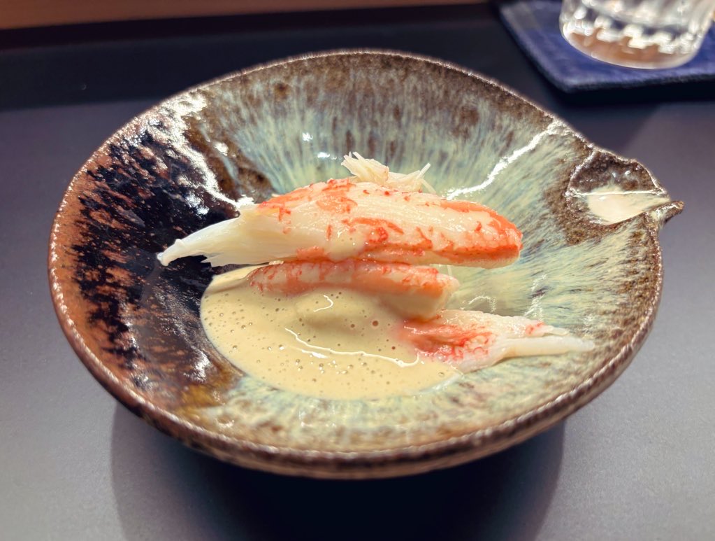 yousei_group's tweet image. ズワイガニ、地物のマグロ、富山エビ(ボタンエビ)、松茸…
これだけの食材で酒代込みで2万円！
名古屋ならば2倍、東京ならば軽く3倍は取られるはず。予算を考えると金沢に一泊２日して鮨2-3軒食べて帰るのが東京や名古屋で鮨を食うより合理的、は残念ながらある。
はよ電車を名古屋直通に戻してくれ