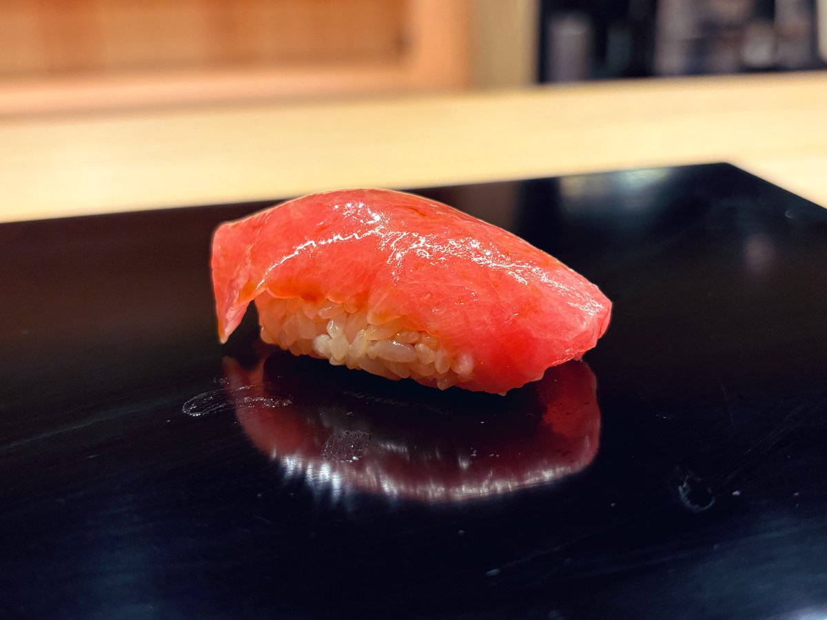 yousei_group's tweet image. ズワイガニ、地物のマグロ、富山エビ(ボタンエビ)、松茸…
これだけの食材で酒代込みで2万円！
名古屋ならば2倍、東京ならば軽く3倍は取られるはず。予算を考えると金沢に一泊２日して鮨2-3軒食べて帰るのが東京や名古屋で鮨を食うより合理的、は残念ながらある。
はよ電車を名古屋直通に戻してくれ