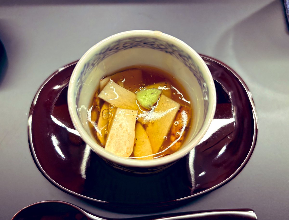 yousei_group's tweet image. ズワイガニ、地物のマグロ、富山エビ(ボタンエビ)、松茸…
これだけの食材で酒代込みで2万円！
名古屋ならば2倍、東京ならば軽く3倍は取られるはず。予算を考えると金沢に一泊２日して鮨2-3軒食べて帰るのが東京や名古屋で鮨を食うより合理的、は残念ながらある。
はよ電車を名古屋直通に戻してくれ