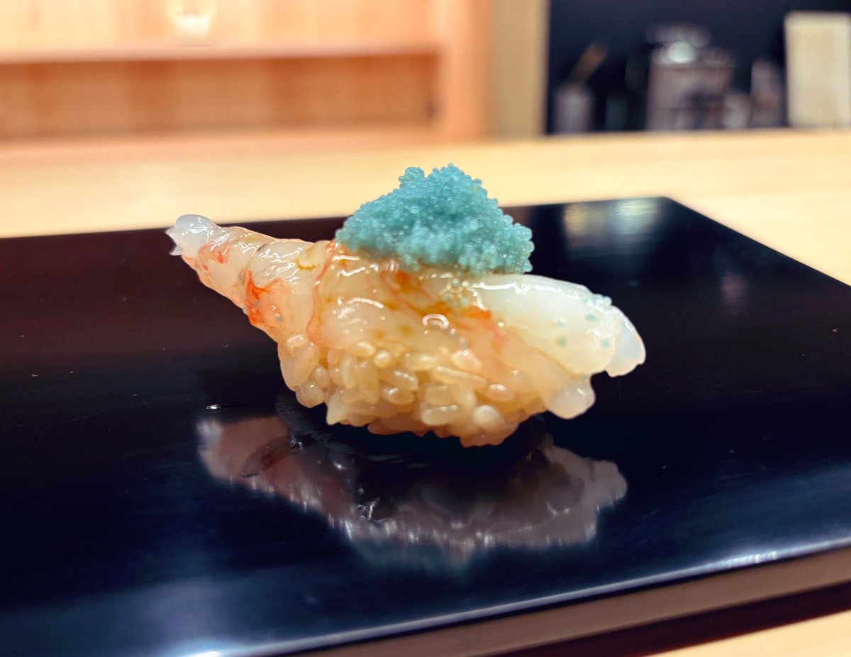 yousei_group's tweet image. ズワイガニ、地物のマグロ、富山エビ(ボタンエビ)、松茸…
これだけの食材で酒代込みで2万円！
名古屋ならば2倍、東京ならば軽く3倍は取られるはず。予算を考えると金沢に一泊２日して鮨2-3軒食べて帰るのが東京や名古屋で鮨を食うより合理的、は残念ながらある。
はよ電車を名古屋直通に戻してくれ