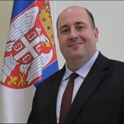 Zašto ova vlast baš sad otvara Generalni konzulat u Majamiju, pored činjenice da su u našu ambasadu u Vašingtonu nagurali nikad više zaposlenih i šta time dobijamo?
Dobijamo SNS bliskost sa Kokezom i transferima, suludu ideju da ćemo time biti bliže Trampovoj letnjoj rezidenciji