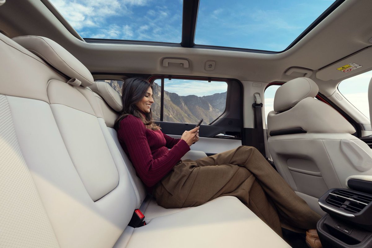 ishanagarwal24's tweet image. TATA Sierra's interior with 3-screen setup unveiled!

Also features SonicShaft Soundbar with JBL Black 12-speaker system Dolby Atmos &amp;amp; ambient mood lighting.

TATA's largest sunroof yet &amp;amp; 'surround view glasshouse' to recreate the openness of the original Sierra. Thoughts?