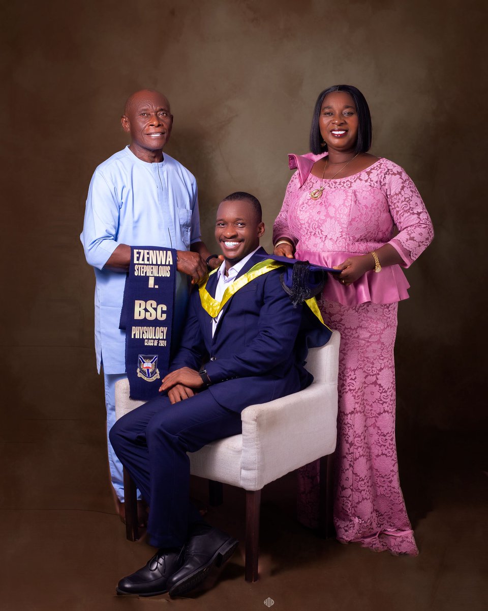 _stephenlouis's tweet photo. University of Ibadan was wild. 
College of Medicine was wilder, but guess who still bagged a degree in Human Physiology? ME 🎓

Reintroducing:
I. S. Ezenwa
BSc., Human Physiology
University of Ibadan.

Now, clock it! 🤏🏽
#convocation  #graduation #graduate #physiology #University https://t.co/hubEj1dWHL