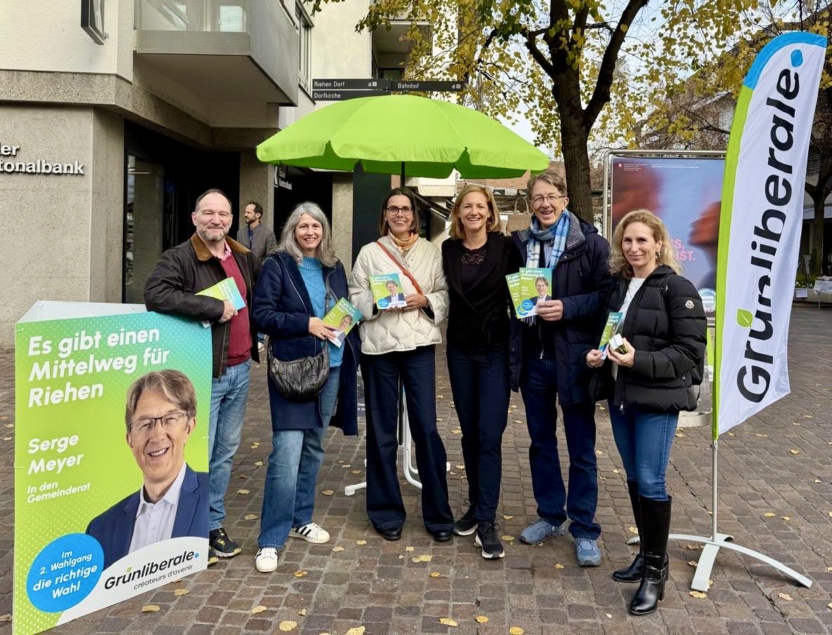 KatjaChrist's tweet photo. 👉 Liebe Riehenerinnen und Riehener: Am 30. November entscheiden Sie im 2. Wahlgang über die #Zukunft von #Riehen.
Wir waren heute wieder draussen – motiviert, engagiert und als starkes #Team💚💙
👉 Ich wähle Serge Meyer – aus Überzeugung.
#TeamSerge #TeamGLP #GLP https://t.co/M7pcoqXIPy