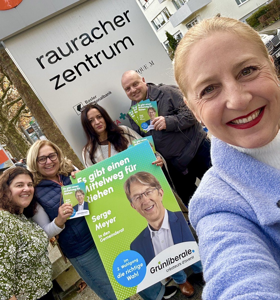 KatjaChrist's tweet photo. 👉 Liebe Riehenerinnen und Riehener: Am 30. November entscheiden Sie im 2. Wahlgang über die #Zukunft von #Riehen.
Wir waren heute wieder draussen – motiviert, engagiert und als starkes #Team💚💙
👉 Ich wähle Serge Meyer – aus Überzeugung.
#TeamSerge #TeamGLP #GLP https://t.co/M7pcoqXIPy