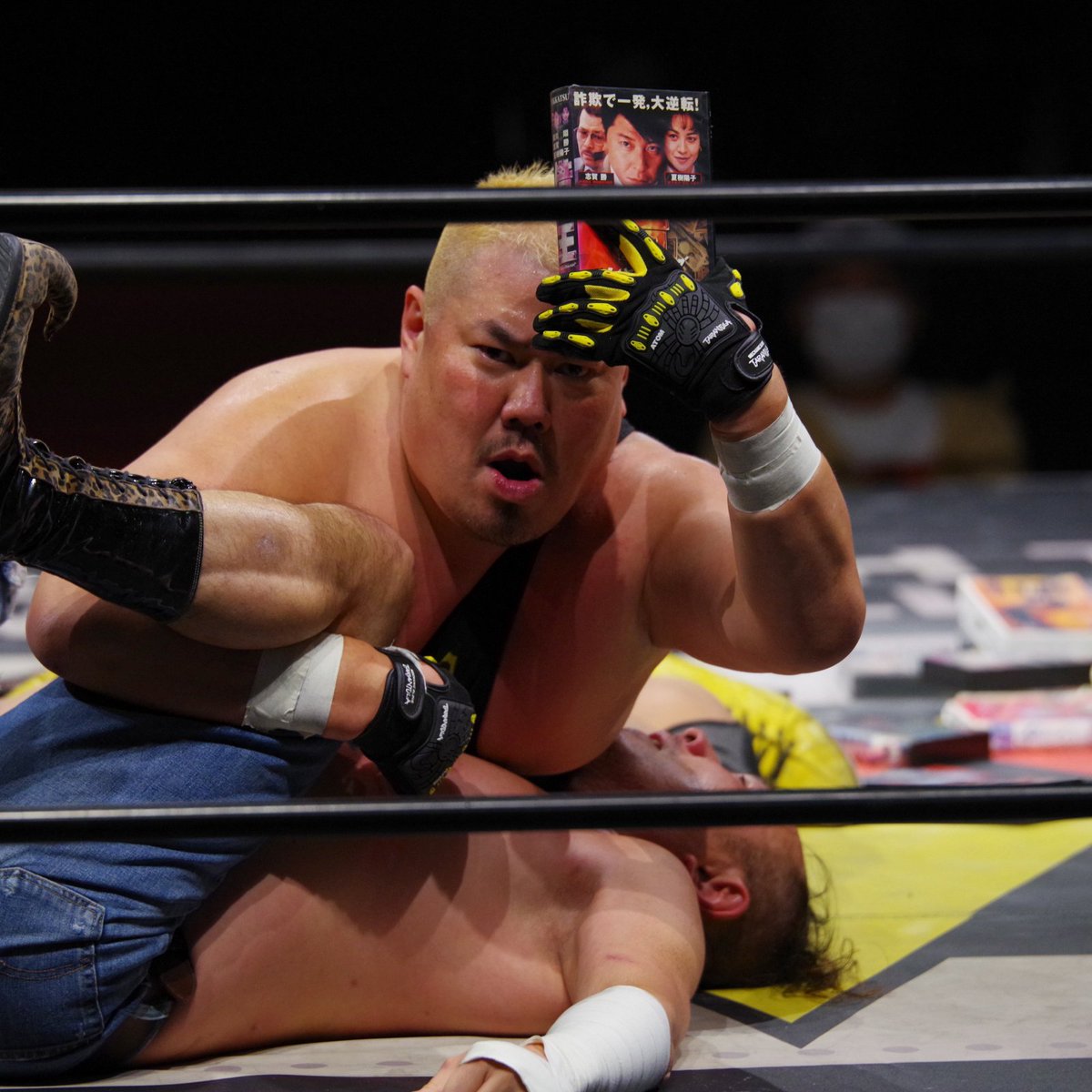 ガッツ選手がフォールの時にたまたま手にしたVHS。
「詐欺で一発大逆転」
成田か白石か。
#TTTpro