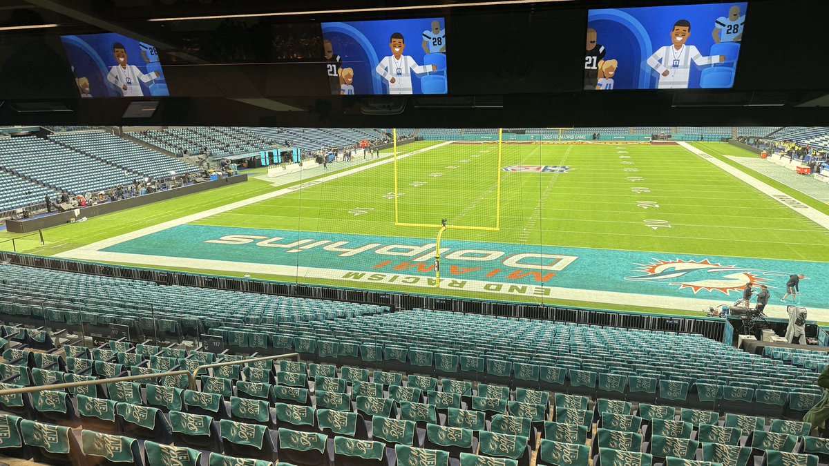 Fanaticos_RMCF's tweet image. 💥 80.000 banderas de los Miami Dolphins decorarán las gradas del Santiago Bernabéu en este histórico partido de la NFL.