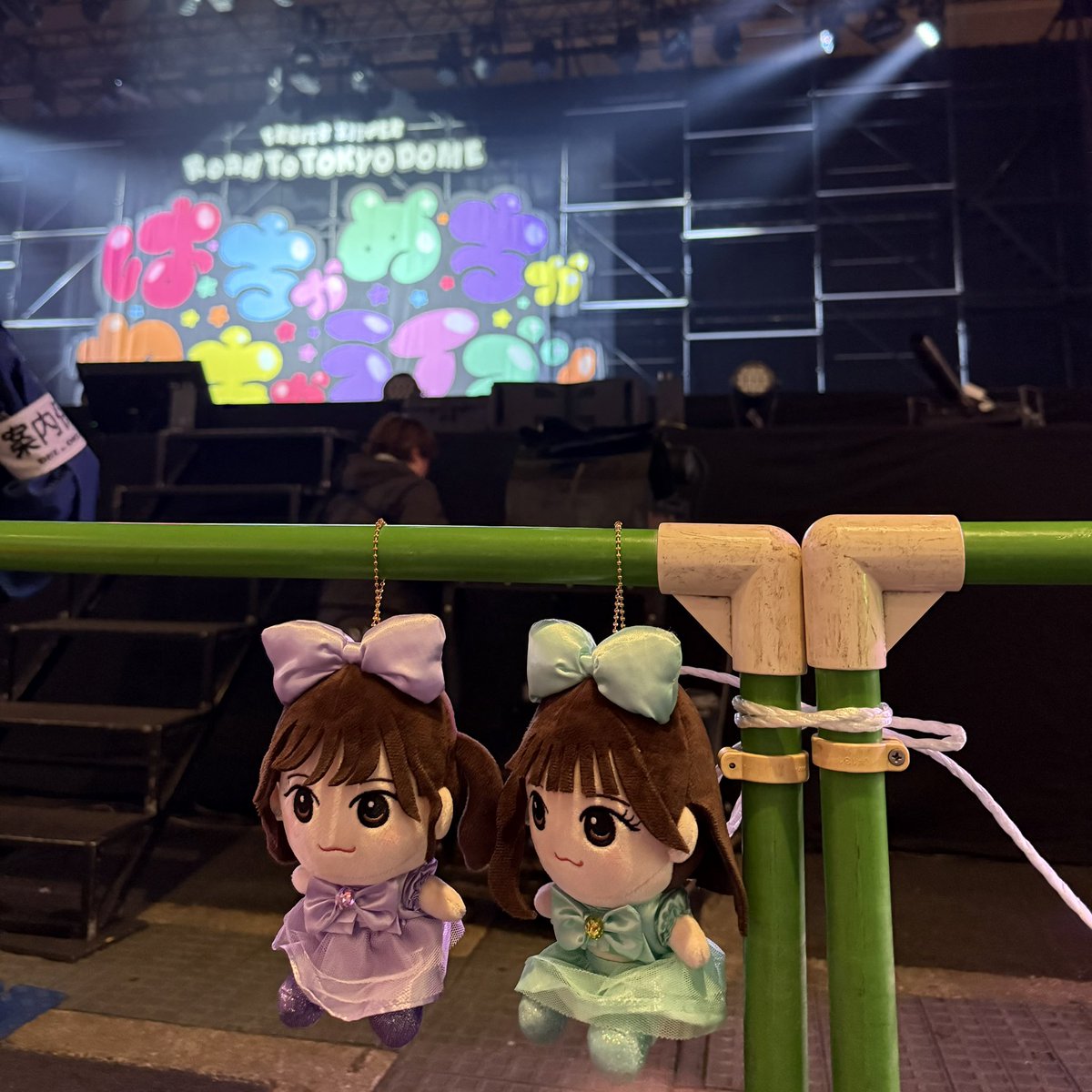 fzdoremi's tweet photo. A9ブロック1列目、シャボン玉が顔に直撃すぎで、姉妹で全力で避けてたらるなぴに見られてたような気がする🧐

あまりにも2人が騒がしいから、スタッフさんが角度変えてくれてた🤣

#はちゃめちゃわちゃライブ https://t.co/Begqf9zENH