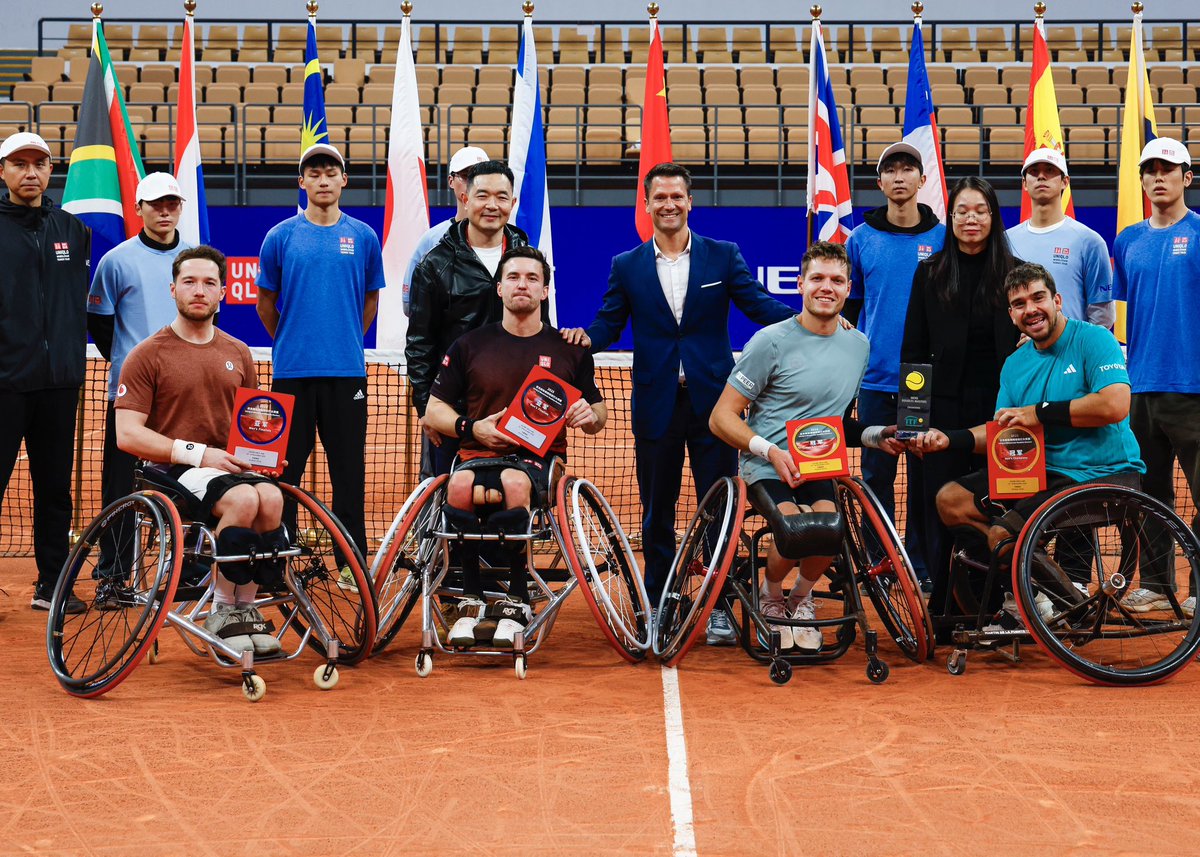 𝐓𝐫𝐞𝐬 𝐯𝐞𝐜𝐞𝐬 𝐌𝐚𝐞𝐬𝐭𝐫𝐨 ‼️🏆

🇪🇸 De La Puente se corona en el Masters de China de #TenisSilla junto a Spaargaren🇳🇱 venciendo en la final a los británicos Hewett/Reid por 6-4 1-6 14-12 👏

¡Qué orgullo, <a href="/tindelapuente/">Martin de la Puente</a>! 🤩

📸 @itftennis | #ITF