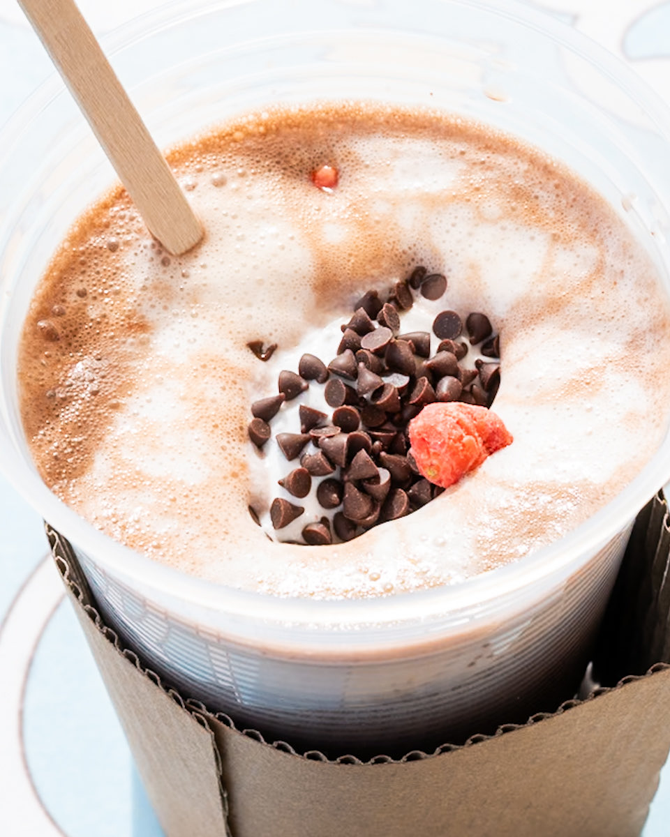 MezzoMikiD's tweet image. チョコたっぷりのあったかドリンクメニュー！東京ディズニーランド&amp;amp;シー
｢ホットチョコレート＆ストロベリー｣ 販売中☆
mezzomiki.jp/post-322226/