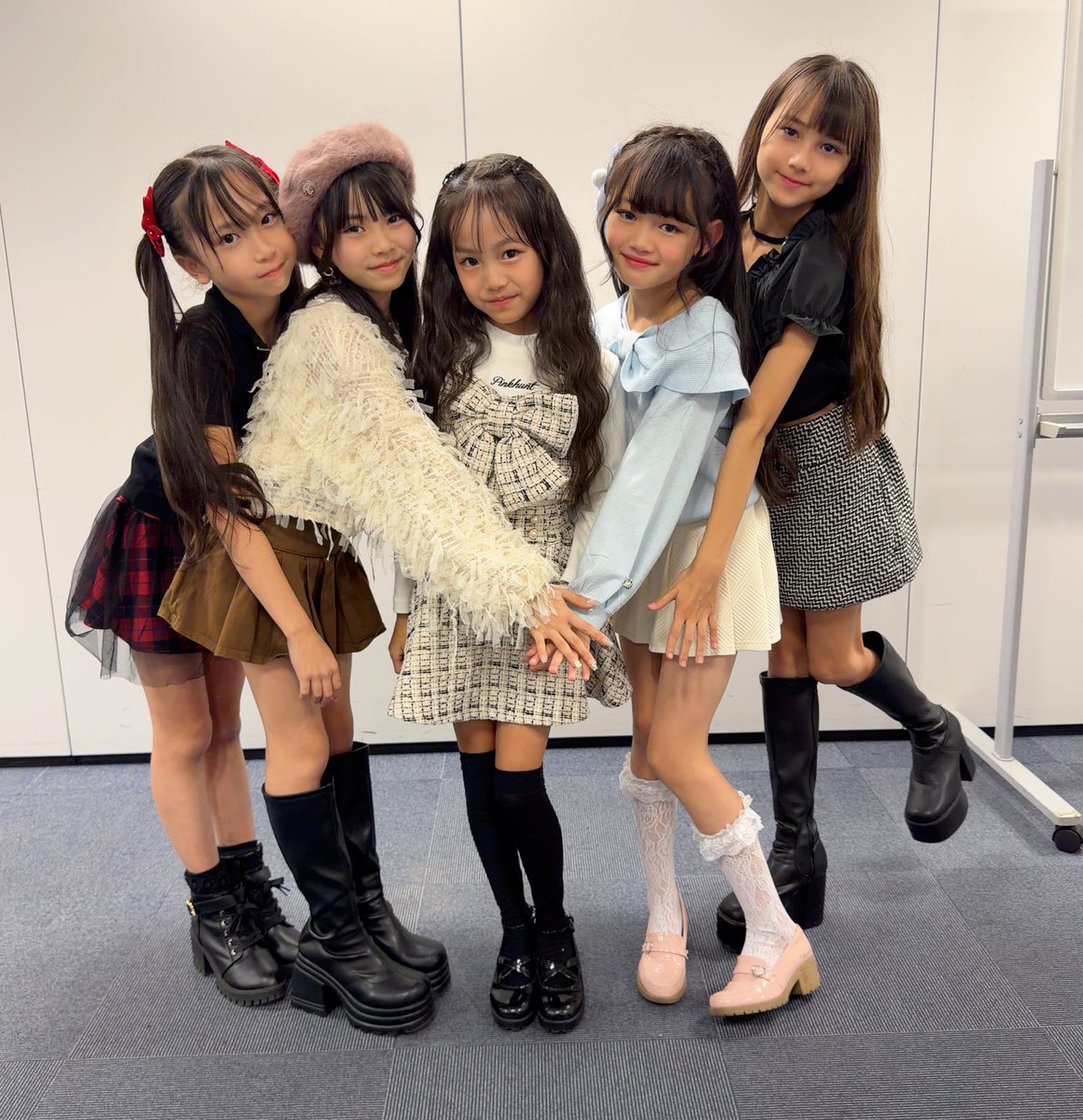 maikawa_yuno's tweet image. デザフェスリハ終わったよ🩷
じゃんけんぽーんではカステッロさんのステージに出るよ🫶
ちょっといつもとは違うランウェイ🤭💞
めめとゆなちゃんとえるちゃんとお写真撮ってもらったよ🥰
明日楽しみだなぁ🩷❤️💛🩵💜

#カステッロ  #健ちゃん先生  #デザフェス  #じゃんけんぽーん