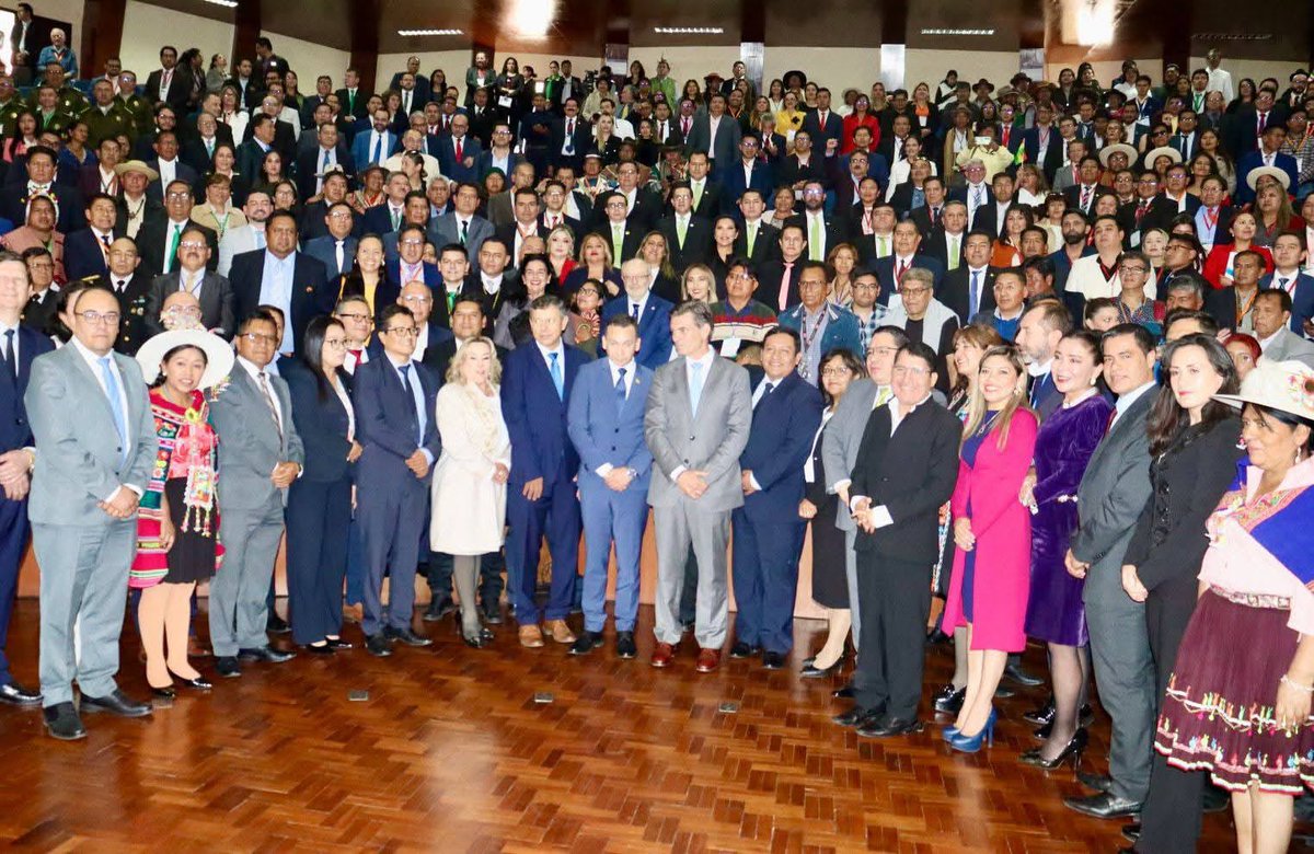 EmbajadaEspLPaz's tweet image. Honrados de participar en el Diálogo interinstitucional para la Reforma Judicial #Sucre. Una reunión muy importante para el futuro de Bolivia. Seguiremos cooperando con el sector Justicia! 
🇪🇺🇪🇸🤝🇧🇴
@Rodrigo_PazP @RomerSaucedo @MAECgob @MRE_Bolivia @UEenBolivia @AECIDBOLIVIA